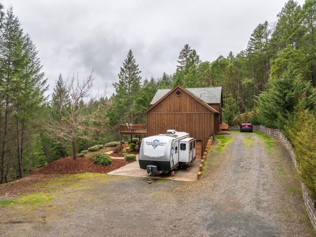 696 Yearly Way, Grants Pass, OR 97527