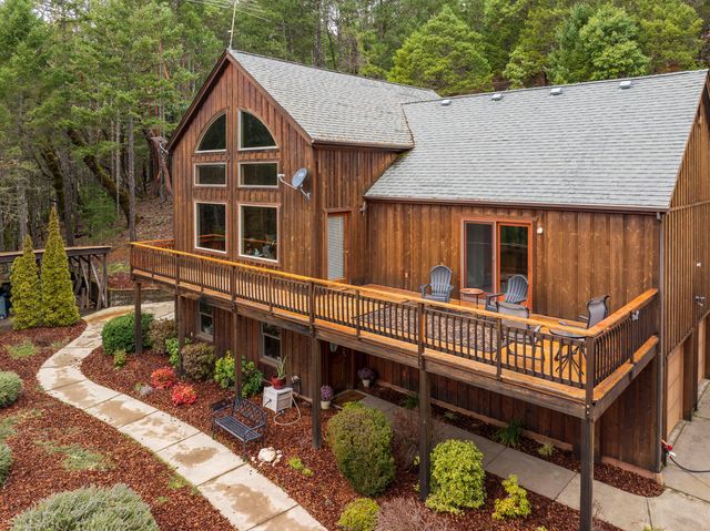 696 Yearly Way, Grants Pass, OR 97527