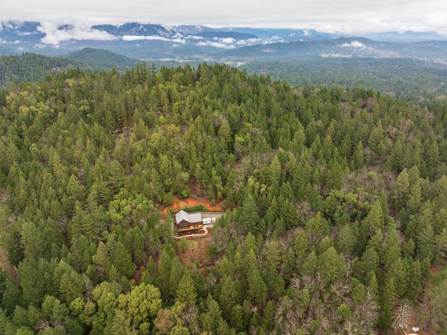 696 Yearly Way, Grants Pass, OR 97527