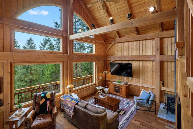 696 Yearly Way, Grants Pass, OR 97527