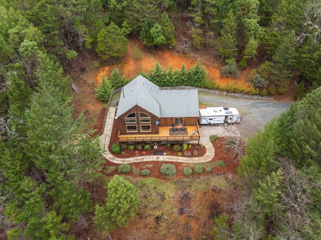 696 Yearly Way, Grants Pass, OR 97527