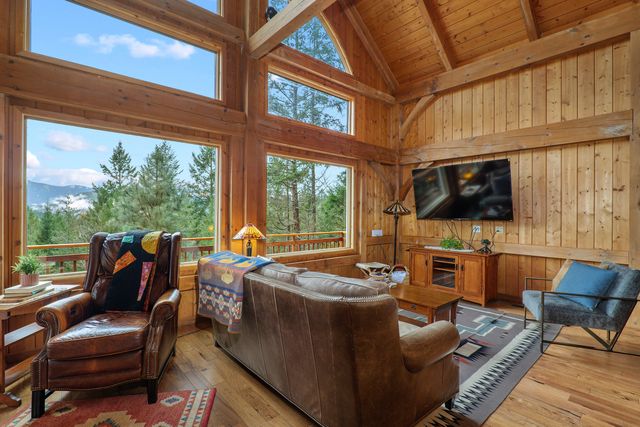 696 Yearly Way, Grants Pass, OR 97527