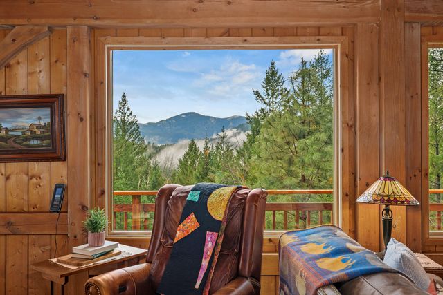 696 Yearly Way, Grants Pass, OR 97527