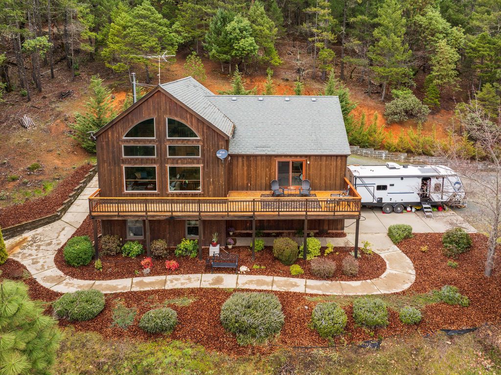 696 Yearly Way, Grants Pass, OR 97527