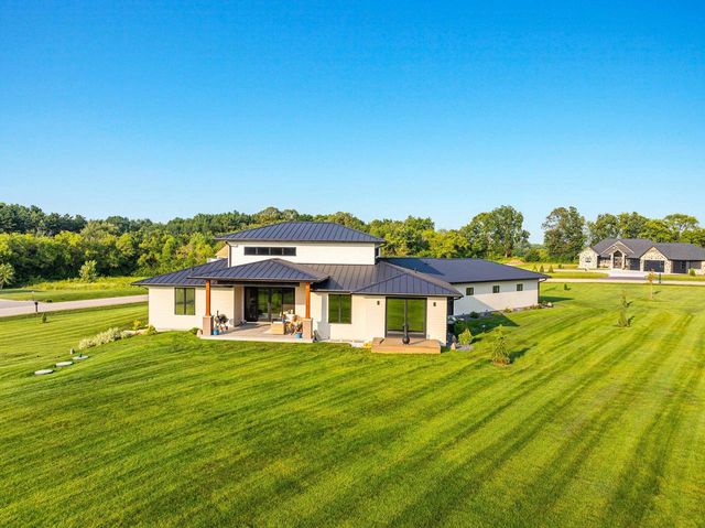 W8251 HACKBERRY HILLS ROAD, Hortonville, WI 54944