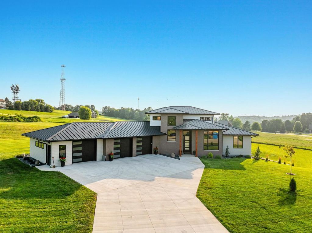 W8251 HACKBERRY HILLS ROAD, Hortonville, WI 54944