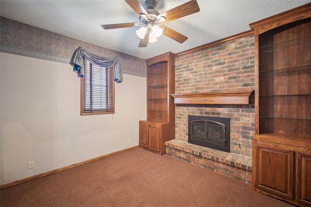 1802 W Grandview Drive, Knoxville, IA 50138