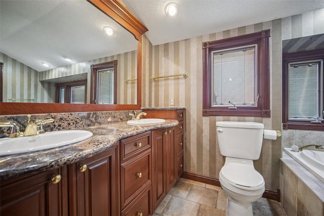 1802 W Grandview Drive, Knoxville, IA 50138