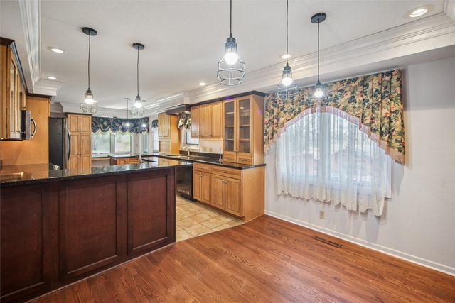 1802 W Grandview Drive, Knoxville, IA 50138