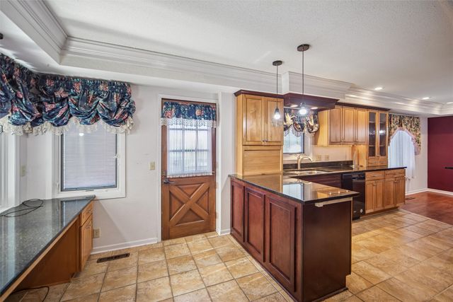 1802 W Grandview Drive, Knoxville, IA 50138