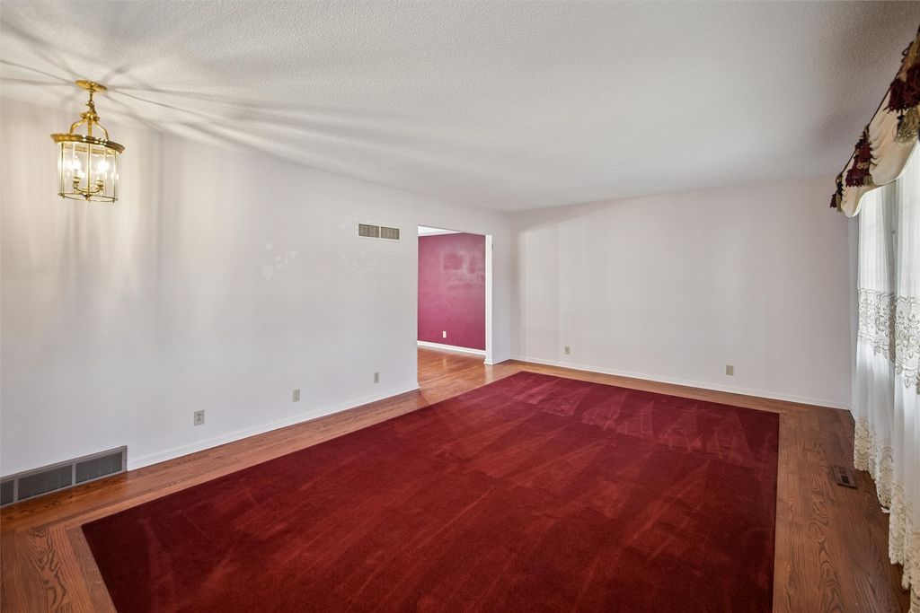 1802 W Grandview Drive, Knoxville, IA 50138