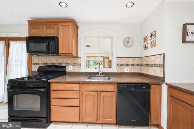 23 SUMMIT AVE, Berlin, NJ 08009