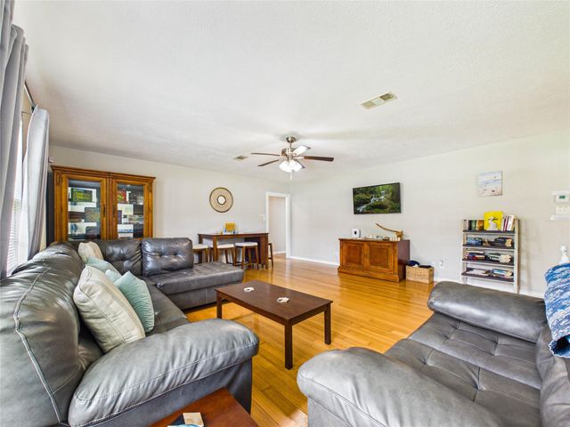 1101 15th Avenue N, Texas City, TX 77590