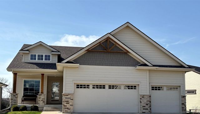 9401 Bellflower Lane, Norwalk, IA 50211