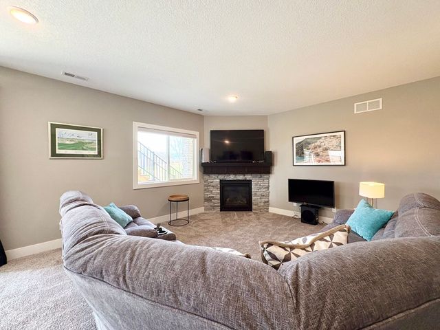 9401 Bellflower Lane, Norwalk, IA 50211