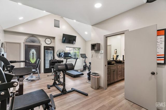6408 Angel Falls Court, Bakersfield, CA 93313