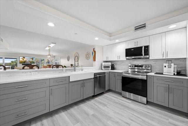 364 Golfview Road 405, North Palm Beach, FL 33408