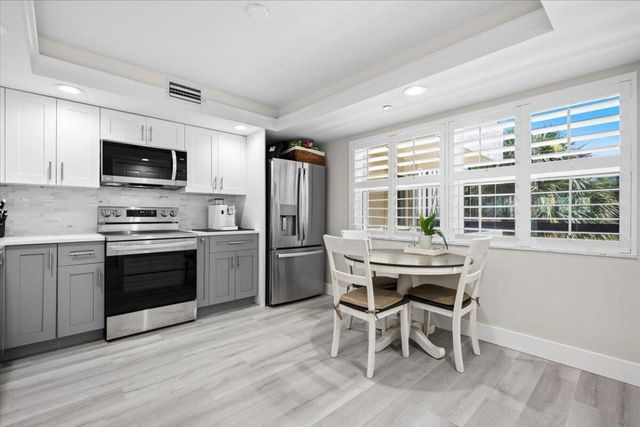 364 Golfview Road 405, North Palm Beach, FL 33408