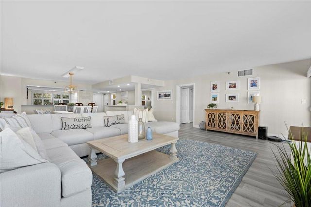 364 Golfview Road 405, North Palm Beach, FL 33408