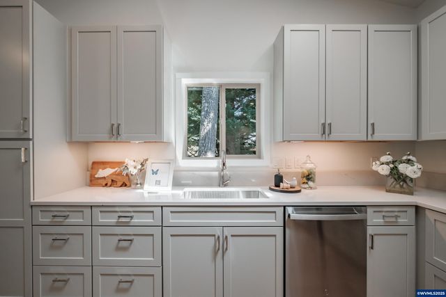 45849 River Loop Rd, Lyons, OR 97358