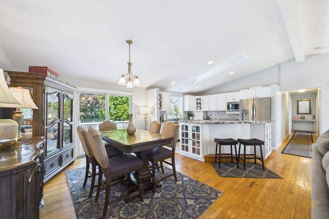 6 Lighthouse Ln, New Bedford, MA 02744