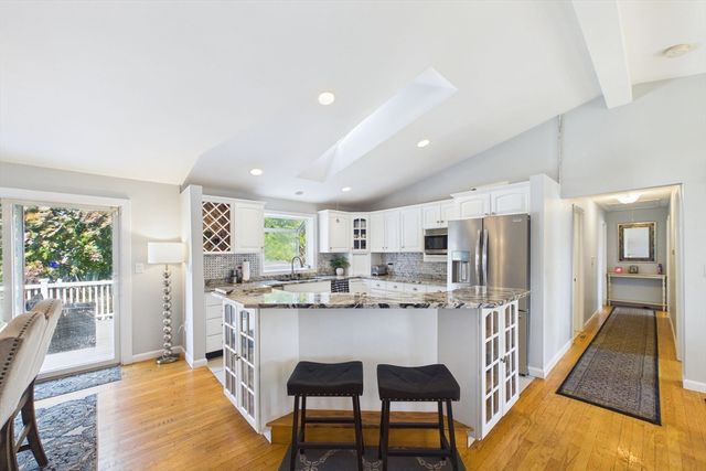 6 Lighthouse Ln, New Bedford, MA 02744