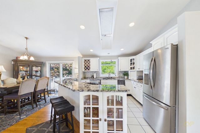 6 Lighthouse Ln, New Bedford, MA 02744