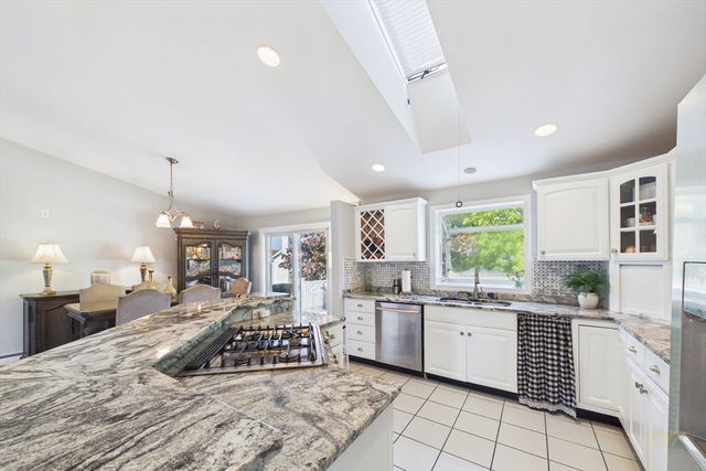 6 Lighthouse Ln, New Bedford, MA 02744