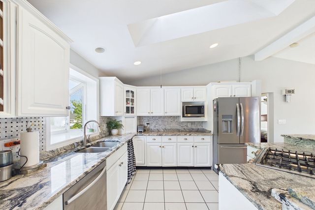 6 Lighthouse Ln, New Bedford, MA 02744