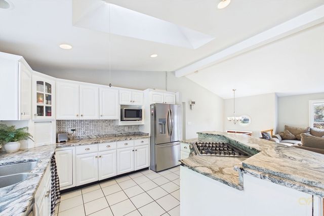 6 Lighthouse Ln, New Bedford, MA 02744