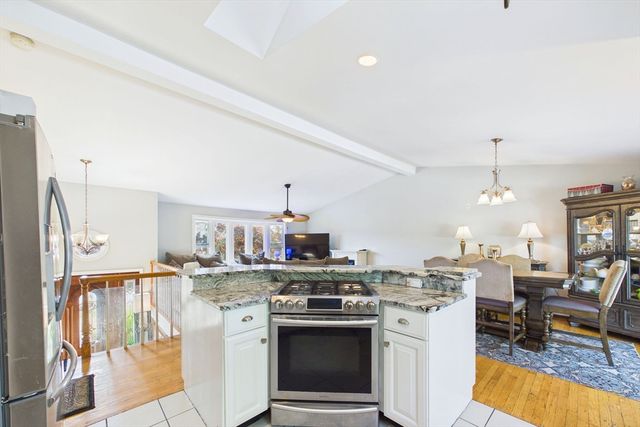 6 Lighthouse Ln, New Bedford, MA 02744