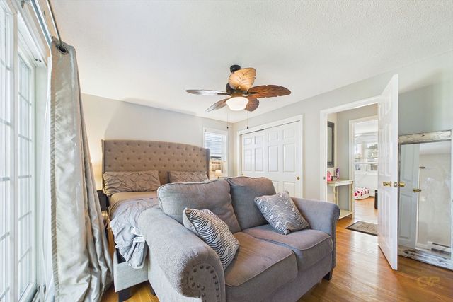 6 Lighthouse Ln, New Bedford, MA 02744