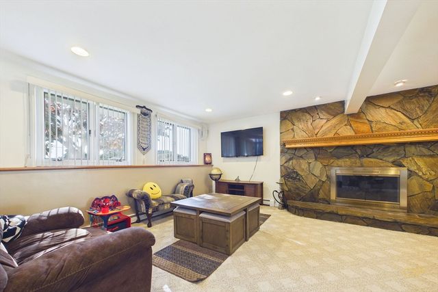 6 Lighthouse Ln, New Bedford, MA 02744