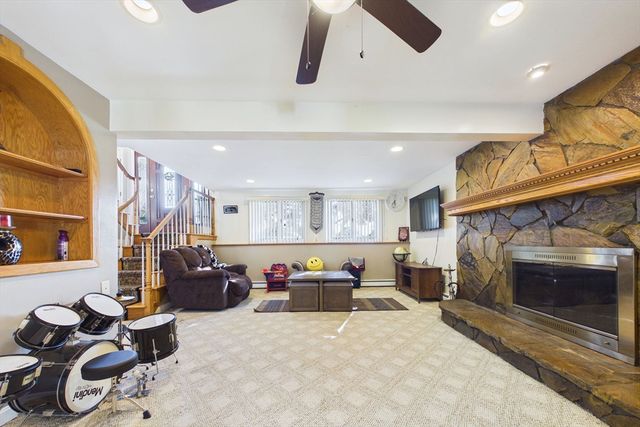 6 Lighthouse Ln, New Bedford, MA 02744