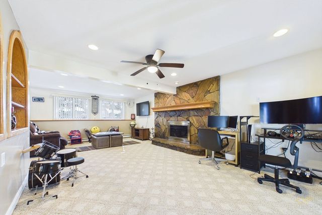 6 Lighthouse Ln, New Bedford, MA 02744