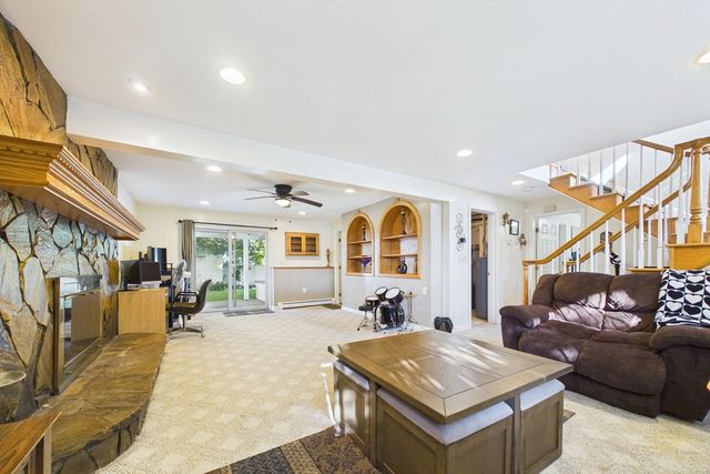 6 Lighthouse Ln, New Bedford, MA 02744