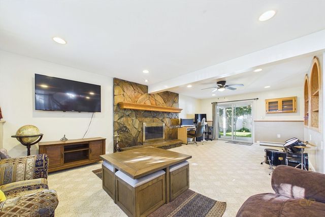 6 Lighthouse Ln, New Bedford, MA 02744