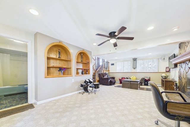 6 Lighthouse Ln, New Bedford, MA 02744