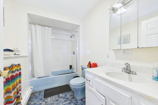 6 Lighthouse Ln, New Bedford, MA 02744