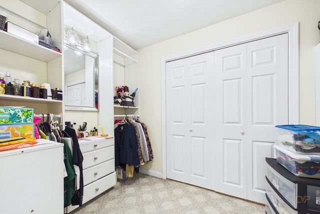6 Lighthouse Ln, New Bedford, MA 02744