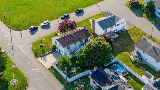 6 Lighthouse Ln, New Bedford, MA 02744