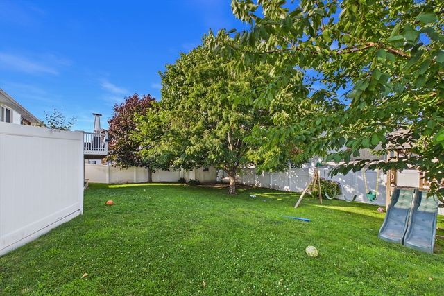 6 Lighthouse Ln, New Bedford, MA 02744