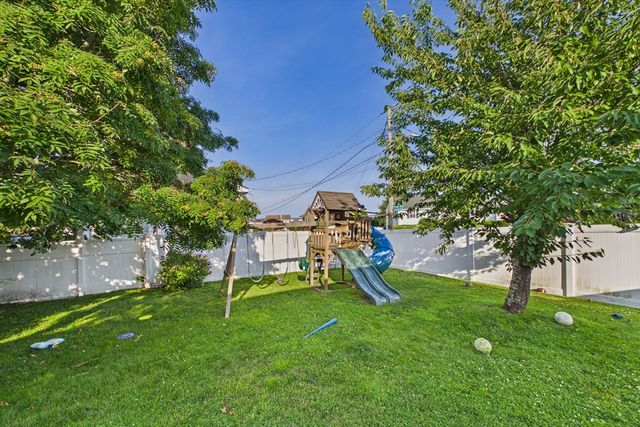 6 Lighthouse Ln, New Bedford, MA 02744