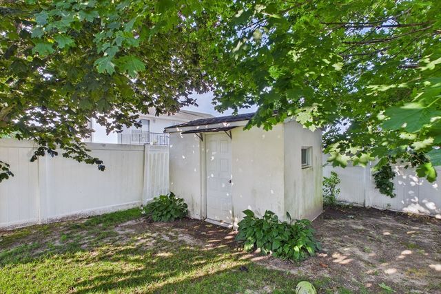 6 Lighthouse Ln, New Bedford, MA 02744