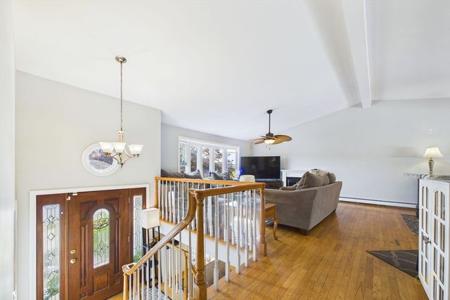 6 Lighthouse Ln, New Bedford, MA 02744