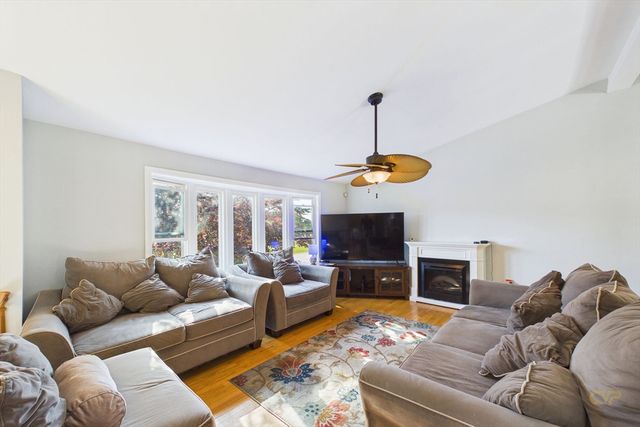 6 Lighthouse Ln, New Bedford, MA 02744