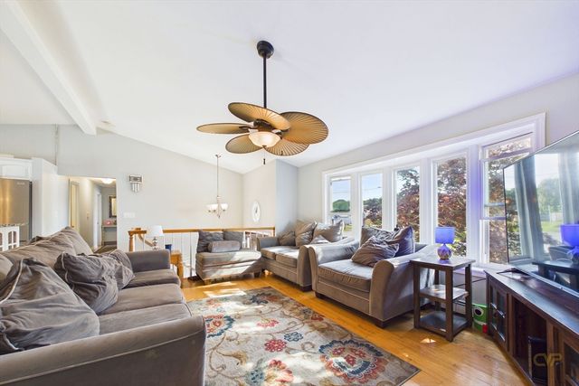6 Lighthouse Ln, New Bedford, MA 02744