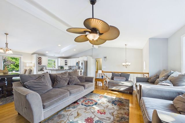 6 Lighthouse Ln, New Bedford, MA 02744