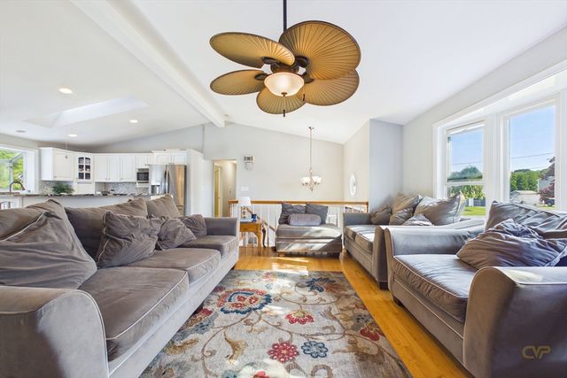 6 Lighthouse Ln, New Bedford, MA 02744