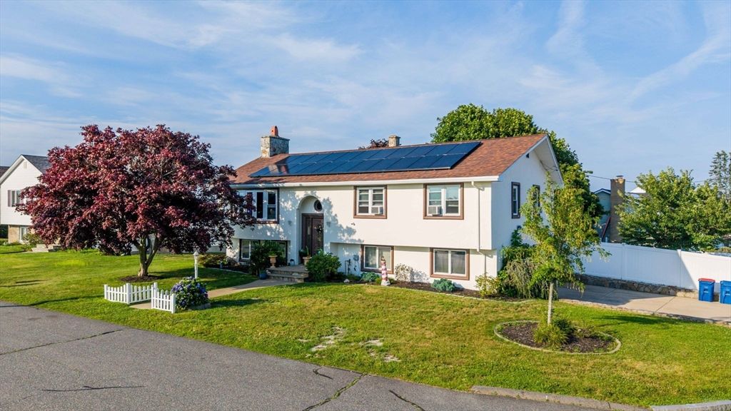 6 Lighthouse Ln, New Bedford, MA 02744